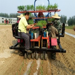 宁津田耐尔多功能蔬菜移栽机，玉米移栽机，可在膜上或无膜上移栽种植，操作方便，省时省力