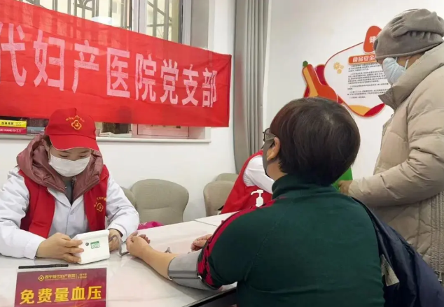 冬至送温暖 服务暖人心——西宁现代妇产医院医护人员前往城中区福禄巷社区开展爱心活动