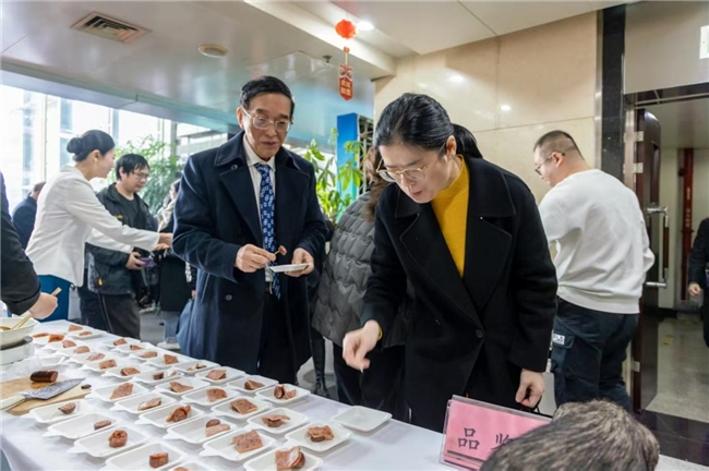 青峪黑猪全产业链规划发布暨产品上市启动仪式在蓉举行　　12月25日，青峪黑猪产业规划及产品上市发布会在成都天府商品交易所正式启幕。活动由天府商品交易所与通江县巴山土猪协会联合主办，集中展示了通江县在地方猪种保护与特色农业产业化领域的最新成果，标志着青峪黑猪产业迈入系统化规划、规模化发展、市场化运营的全新阶段，为四川生猪产业&ldquo;白+黑&rdquo;双引擎高质量发展提供了鲜活实践样板。　　作为农业产业化国家重点龙头企业，巴中市巴山牧业股份有限公司历经十八年深耕，聚焦青峪猪这一拥有5000年养殖历史的中国本土保护猪种，成功构建起&ldquo;种质资源保护、新品种培育、生态养殖、屠宰加工、品牌营销&rdquo;于一体的闭合式全产业链。&ldquo;青峪猪是名副其实的&lsquo;中国猪业芯片&rsquo;，更是通江特色产业的&lsquo;金字招牌&rsquo;！&rdquo;巴山牧业董事长张育贤自豪地表示，此次发布的产业规划，以&ldquo;守护地方种质、做强特色产业、带动乡村振兴&rdquo;为主线，为产业发展绘就了清晰蓝图。　　在种业振兴战场上，规划明确将通过建设1个核心种质资源场、3个扩繁场，持续强化遗传资源保护体系&mdash;&mdash;该体系已斩获四川省科学技术进步一等奖。更值得关注的是，通过国际先进分子育种技术持续品种培育的&ldquo;擂鼓黑猪&rdquo;新品种，实现了窝产仔数从10头提升到13头以上、瘦肉率从40%提高到56%、育肥期从12个月缩短到7个月的重大突破，完美兼顾了传统风味与现代养殖效率，为产业规模化发展筑牢了种业根基。　　养殖端全面推行&ldquo;1+3+125&rdquo;五方联动乡村振兴模式，在通江县秦巴山区国家有机产品认证示范区内，精准布局125个标准化育肥场。依托天然富硒环境与无污染生态优势，青峪猪坚持动物福利养殖，不仅斩获世界动物福利&ldquo;金猪奖&rdquo;，更通过欧盟有机、中国有机及绿色食品三重认证。其硒、锌及风味氨基酸含量显著优于普通生猪，从源头保障了&ldquo;通江味&rdquo;的独特品质。　　加工与销售体系同步升级，形成产业闭环。位于通江工业园的标准化加工基地，产品覆盖冷鲜肉、午餐肉、低温萃提猪油、台湾烤肠、发酵火腿等200余个品类，多款核心产品已成功入驻盒马等高端渠道。订单预售依托天府商品交易所创新交易模式，打通线上线下双渠道，让这份生态美味直达消费者餐桌。　　产业高质量发展离不开多方协同赋能。通江县政府送上贴息、保险补贴等政策&ldquo;大礼包&rdquo;；邮储银行四川省分行给予整体授信支持；人保财险量身定制全产业链保险产品；产学研领域更是携手达州职业技术学院，共建省级黑猪特色肉制品中试平台，加速技术转化与产品创新。按照规划，2026年至2028年，青峪黑猪年出栏量将逐步攀升至8万头、18万头、30万头，形成具有强带动效应的特色产业集群。　　发布会现场亮点纷呈&mdash;&mdash;通江县政府解读了区域农业产业布局，天府商品交易所介绍了特色农牧产品创新交易服务，四川国际品牌传媒有限公司发布了2026年合作规划，各方共同完成合作签约与产品上市启动仪式。与会嘉宾现场品鉴了青峪黑猪产品，其香糯可口、肥而不腻的独特风味征服了全场。　　此次青峪黑猪产业规划发布与产品上市，既是通江县农业产业化与乡村产业振兴的关键举措，更是四川践行生猪产业&ldquo;白+黑&rdquo;双擎驱动战略的重要一步。在稳步发展标准化规模化白猪养殖的同时，四川正全力推动以青峪猪为代表的特色黑猪产业走向高端化、品牌化、市场化，既为消费者提供了更多元、更优质、更安全的猪肉选择，更以建圈强链之势，助力四川从养猪大省向养猪强省跨越，为乡村振兴注入强势动力。