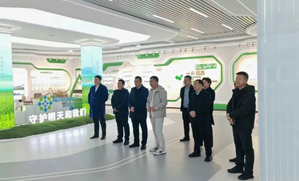 近日，黑龙江省五常市委副书记、市长董兴旺率市政府代表团一行6人，在有想法（深圳）农业科技有限公司创始人叶明的陪同下，莅临其母公司山东睿安集团进行考察交流。此行旨在深入考察农业前沿技术，聚焦绿色农业生产服务模式，并就推动相关产业项目落户五常、促进农民增产增收达成重要合作意向。　　代表团一行人在睿安集团山东基地实地参观了集团展厅与现代化生产基地，详细了解了其在农业新材料领域的技术研发与产业化成果。双方随后举行的座谈会，核心围绕水稻覆膜种植技术服务的综合效益与市场化推广前景展开了务实探讨。　　有想法（深圳）农业科技有限公司创始人叶明方面详细介绍，其母公司山东睿安集团推广的水稻覆膜种植技术是一项系统性的农业服务解决方案。该技术经多年实践，在五常本地试验中展现出显著的综合效益：不仅连续两年实现增产幅度达18%至26%，更能促使水稻提前7-10天成熟，有效帮助农户规避秋季早霜风险，并抢占中秋前优质稻米市场窗口，直接提升种植收益。此外，该技术兼具节水节肥、完全替代除草剂、提升稻米品质与出米率等多重优势，为农民节本增收提供了可靠路径，也为未来向更高附加值的有机种植平稳过渡奠定了坚实基础。　　座谈中，双方重点就如何将这一技术服务体系在五常乃至更大区域落地推广进行了战略性谋划。企业提出了以在五常设立生产服务基地为核心，辐射东北及内蒙古地区的商业规划，并设定了中期推广目标。睿安集团及有想法农业科技方面期待地方政府在项目落地、政策衔接及示范田建设等方面予以支持。　　董兴旺市长对睿安集团的技术实力与服务模式给予高度评价。他表示，五常市正致力于推动水稻产业向优质、高效、绿色方向升级，热烈欢迎像睿安集团这样拥有核心技术与务实方案的企业前来投资兴业。他指出，可以采取先行试点、稳步扩大的策略，充分利用黑龙江省已将该项技术纳入推广目录的政策机遇，积极争取相关补贴，形成&ldquo;政府引导、企业服务、农户受益&rdquo;的协同推广机制，真正将技术优势转化为产业优势和农民实实在在的收入增长。　　本次考察成果丰硕，双方一致同意将围绕绿色农业发展方向，特别是覆膜种植技术服务项目的投资建设，建立高效推进机制，加速合作细节磋商，共同助力五常水稻产业转型升级与乡村振兴。