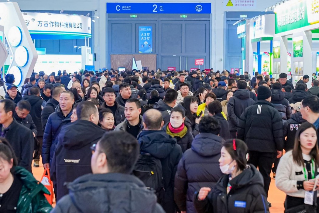 凤凰农资节|东北|长春2025东北植保双交会定于12月2日至3日在中铁&middot;长春东北亚国际博览中心盛大启幕，同期将举办2025除草剂创新科技大会。本届展会由厦门凤凰创意会展集团有限公司主办，预计将吸引1000+家国内外品牌企业参展，70000+平方米展览面积，预计逾8万人次专业观众齐聚现场，共同探寻东北农资领域创新发展的全新商机。　　黑土粮仓，战略要地的产业机遇　　东北地区作为全国粮食安全的 &ldquo;压舱石&rdquo;，耕地面积达 4.49 亿亩，农资市场容量超千亿元，在国家农业发展大局中地位举足轻重。多年来，吉林粮食总产量始终稳定在 700 亿斤以上，以全国 4% 的耕地，贡献了全国 6% 的粮食产量和 10% 的商品粮。　　本届展会以 &ldquo;立足吉林，辐射东北，联动全国&rdquo; 为战略定位，充分依托吉林长春 &ldquo;东北亚地理枢纽&rdquo; 的区位优势，借助松嫩平原核心农业带的产业集聚效应，东联黑龙江商品粮基地，西接内蒙古优质牧场，南邻辽宁农产品加工集群，全景展现植保领域 &ldquo;产、学、研、用&rdquo; 一体化创新图景，打造集 &ldquo;展览展示、贸易洽谈、技术交流、信息发布&rdquo; 于一体的高端行业盛会。　　万商云集，参展抢占市场先机　　2025 东北植保会将汇聚1000+国内外品牌企业，集中展示农药、肥料、包装材料及灌装设备、植保机械等领域的新产品、新技术与新服务。作为链接产业上下游的关键枢纽，本届展会在专业观众邀约方面力求 &ldquo;精准&rdquo; 与 &ldquo;深度&rdquo;，以东北三省一区的农资消费主力群体为核心，构建覆盖全渠道、全场景的买家矩阵。观众邀请范围涵盖东北三省一区的农资经销商、种植大户、农业合作社及大型农场负责人，精准触达东北农业大省的核心决策层。　　从黑龙江的黑土粮仓到吉林的玉米主产区，从辽宁的设施农业基地到内蒙古东部的杂粮产区，来自东北各地的专业观众将带着差异化需求汇聚展会，与 1000 +国内外品牌企业实现 &ldquo;需求与供给&rdquo; 的精准对接，为产业合作搭建高效桥梁。　　破局新周期，驱动技术创新　　面对农资行业同质化竞争加剧、政策监管趋严等多重挑战，本届展会聚焦技术创新与模式重构。展会同期将举办多场高规格行业活动，包括除草剂创新大会、学习型农资人营销盛典、AI 新媒体赋能大会等，特邀行业权威专家深入解读东北种植结构趋势、农资渠道变革方向，为行业发展指点迷津。　　凤凰农资节丨东北丨长春&middot;2025 东北植保双交会，深度融合 &ldquo;科技 – 产业 – 贸易&rdquo; 链条，为助力 &ldquo;中国饭碗&rdquo; 装满更多优质 &ldquo;东北粮&rdquo; 贡献力量。　　12 月 2 日 – 3 日，长春东北亚国际博览中心，诚邀您共赴这场农资行业的盛会！