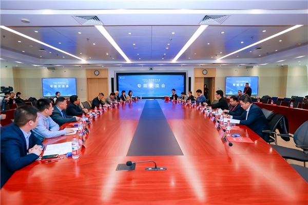 2023年12月10日,由人民网联合相关中央单位举办的2023乡村振兴大会暨&ldquo;地方优品&rdquo;集中选品会在京举行,此次大会集聚了各大电商平台、短视频平台及MCN机构等众多实力企业。本次活动以&ldquo;大会交流+集中选品+线上推广+线下推介&rdquo;的模式。　　科尔沁右翼中旗(简称&ldquo;科右中旗&rdquo;)位于内蒙古自治区东部,处于大兴安岭南麓和科尔沁沙地北缘的交汇地,多种地质环境汇聚优质的绿色资源,为肉牛养殖创造了有利条件。据中宣部挂职内蒙古自治区科右中旗政府副旗长汪洋介绍,近年来,科右中旗在&ldquo;吃生态饭、做牛文章、念文旅经&rdquo;的发展思路指引下,将牛产业作为当地发展的主导产业,加快推进牛产业全产业链布局,不断带动当地农牧民增收致富。　　内蒙古兴安盟科右中旗米面粮油、豆角干、牛肉干等众多品牌的农特产品走进2023年乡村振兴大会,与各地农特产品形成了乡村产品大集合的局面,此次乡村振兴大会提供了我旗企业向同品类农特产品企业交流经验的机会,还为互补品类产品组合销售合作提供了渠道。大会产品推介会现场,内蒙古玛拉沁现代农业科技发展有限公司总经理刘颖为科右中旗优质农特产品做宣传推介,为我旗优质农特产品打开了新的窗口。　　此次乡村振兴大会为深度挖掘各地乡村振兴优秀经验、优质产品,全面拓宽线上线下销售渠道,推动我旗乡村振兴产业高质量发展提供了良好契机,促进了政、商、农、链等多方资源实现精准对接。(图文:内蒙古兴安盟科右中旗工信局副局长李雪瑶)