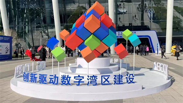 12月8日，由广东省政府联合港澳特区政府主办的&ldquo;第二届数字政府建设与数字湾区发展成果博览会&rdquo;于广州广交会展馆召开，中农网携「农业行业数据空间」首次亮相。国家部委、各省区市政府和数字化建设部门，以及相关行业协会和企业代表参加会议。　　博览会以&ldquo;创新驱动数字湾区建设数据赋能高质量发展&rdquo;为主题，设立政府专区、综合展区、主题展区、成果发布台、需求与招商发布台、数智体验区等特色展区及首届广东数字政府创新应用大赛等活动，全面、系统地集中展示国内领先的数字政府建设与&ldquo;数字湾区&rdquo;发展的新成果、新技术和新服务。　　本次展会，深圳市中农网有限公司带来了「农业行业数据空间」这一重大成果发布。 由中农网、广州数据交易所联合打造的「 农业行业数据空间」，是在广东省政务服务数据管理局的指导下，依托农业全产业链服务平台能力所打造的首个农业领域的行业数据空间。　　该空间以大农业场景为核心，以农业产业链上下游数据资源整合为服务目标，以准公益性为原则，建立多市场主体参与、一二三产业融合的数据要素创新发展生态，持续推动农业数据市场化服务能力。日前，中农网已有两款数据产品在广州数据交易所正式上架，2023年服务近千家企业，覆盖20余个省份，帮助企业级用户实现农产品原料采购达16万吨、获得授信额度近4亿元。　　据了解，「农业行业数据空间」旨在以&ldquo;1+1+N&rdquo;模式(即：1个行业数据流通平台 +1个农业行业数据运营体系+N个深度场景融合数据产品)，打造诸如&ldquo;惠猪宝&rdquo;、&ldquo;甜味价格指数&rdquo;等农业领域数据产品，构建覆盖甜味、饲料、咖啡、丝纺等多个垂直领域的农业产业数据要素流通生态，充分发挥农业产业海量数据和丰富应用场景，让农业高质量数据要素实现&ldquo;活起来、动起来、用起来&rdquo;。　　　　成果展上，中农网宣布将联合国内领军农业企业、科技企业、金融机构、研发机构等产业多方参与者，共同组建&ldquo;广东省农业数据要素产业发展联盟&rdquo;。相关负责人表示，希望通过&ldquo;政府指导+市场化运营&rdquo;，形成农业数据要素市场化配置的服务枢纽，打破企业数据交互障碍，保障农业行业数据合规高效、安全有序流动。　　企业既是数据的使用者，也是数据的生产者，而政府基础数据率先作为公共资源让各方共享，融合形成庞大的数据流。「农业行业数据空间」将多方来源的优质数据汇聚融合，能够更好地了解农业市场需求、优化产品设计、提高农业生产效率;同时在数据加工、分析、建模等过程中，揭示出更深层次的关系，为企业提供智慧、智能、精准的决策依据，构建农业产业上下游融合创新生态。　　作为数字经济全新的、关键的生产要素，数据适中贯穿于数字经济发展的全部流程，与其他生产要素不断组合迭代，加速交叉融合，才能引发生产要素多领域、多维度、系统性、革命性的群体突破。「农业行业数据空间」将持续坚持推动农业数据安全流通，打破政、企各行业单位间的&ldquo;数据孤岛&rdquo;，让数据要素价值最大化释放。